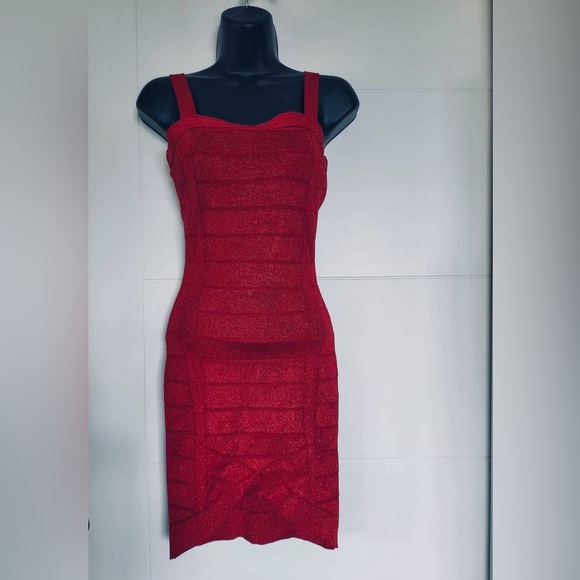 Guess| Size: Small (US)| Colour: Dark Red - Picture 1 of 6